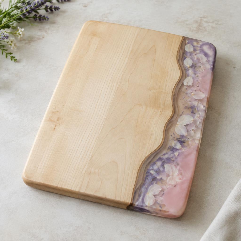 Planche en bois clair avec bordure en résine violette et rose et fleurs blanches